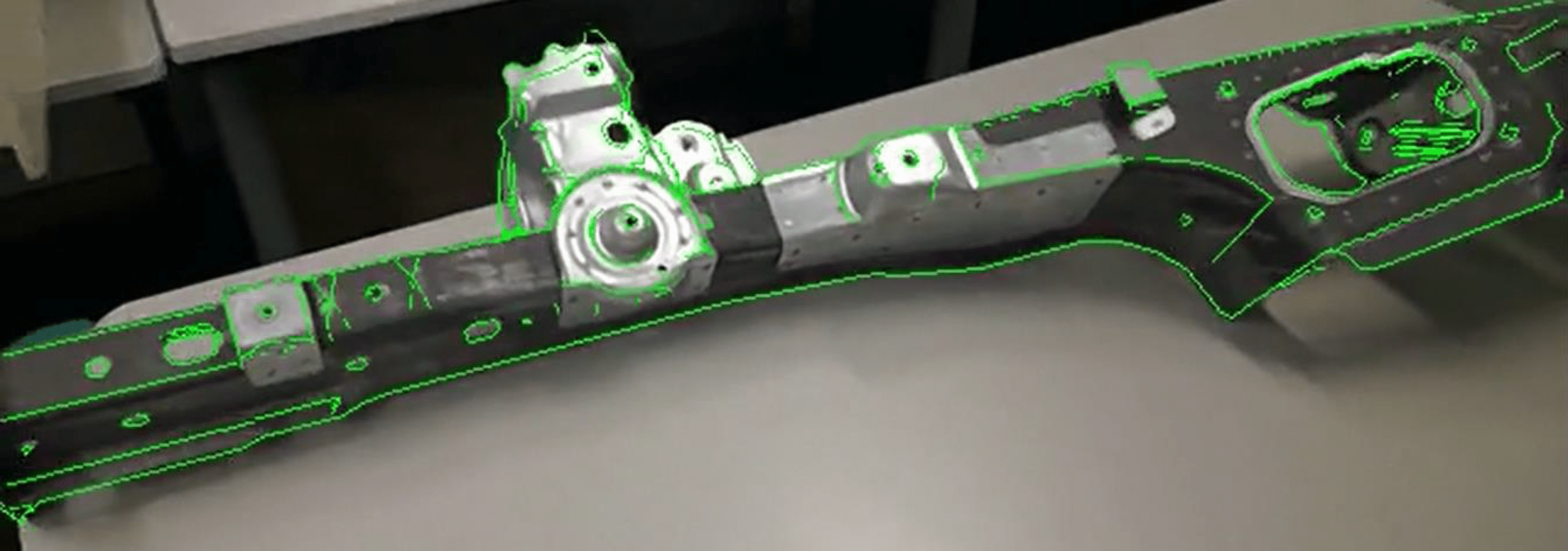 Mit innovativer Bildverarbeitung werden spezifische Elemente des Bauteils erfasst und für die dynamische Referenzie-rung herangezogen.
